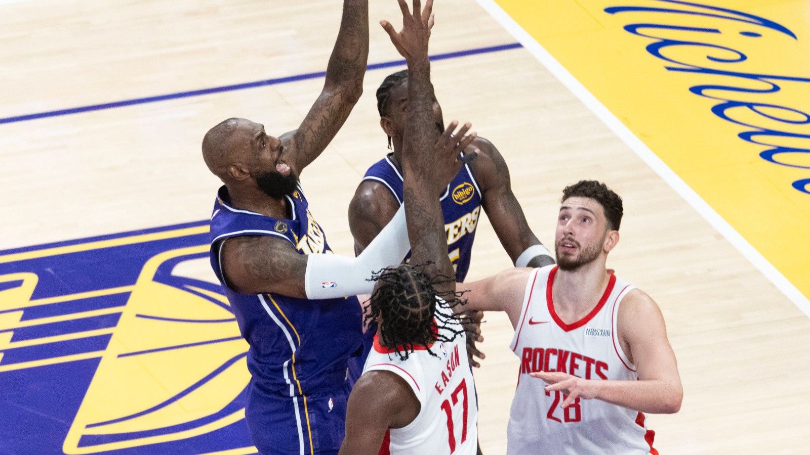 Los Rockets se rebelan y meten a LeBron James en un buen lío