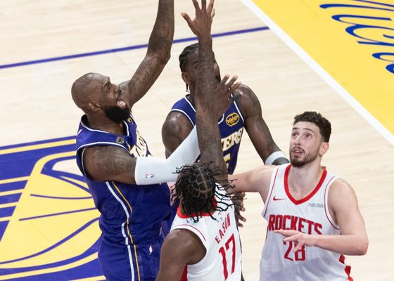 Los Rockets se rebelan y meten a LeBron James en un buen lío
