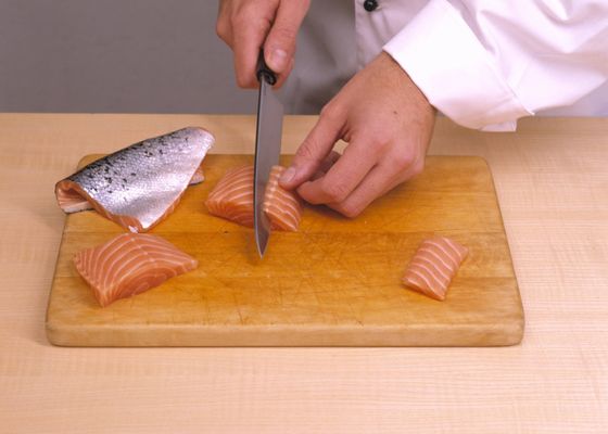 Así puedes aprovechar la piel del salmón para ganar en salud