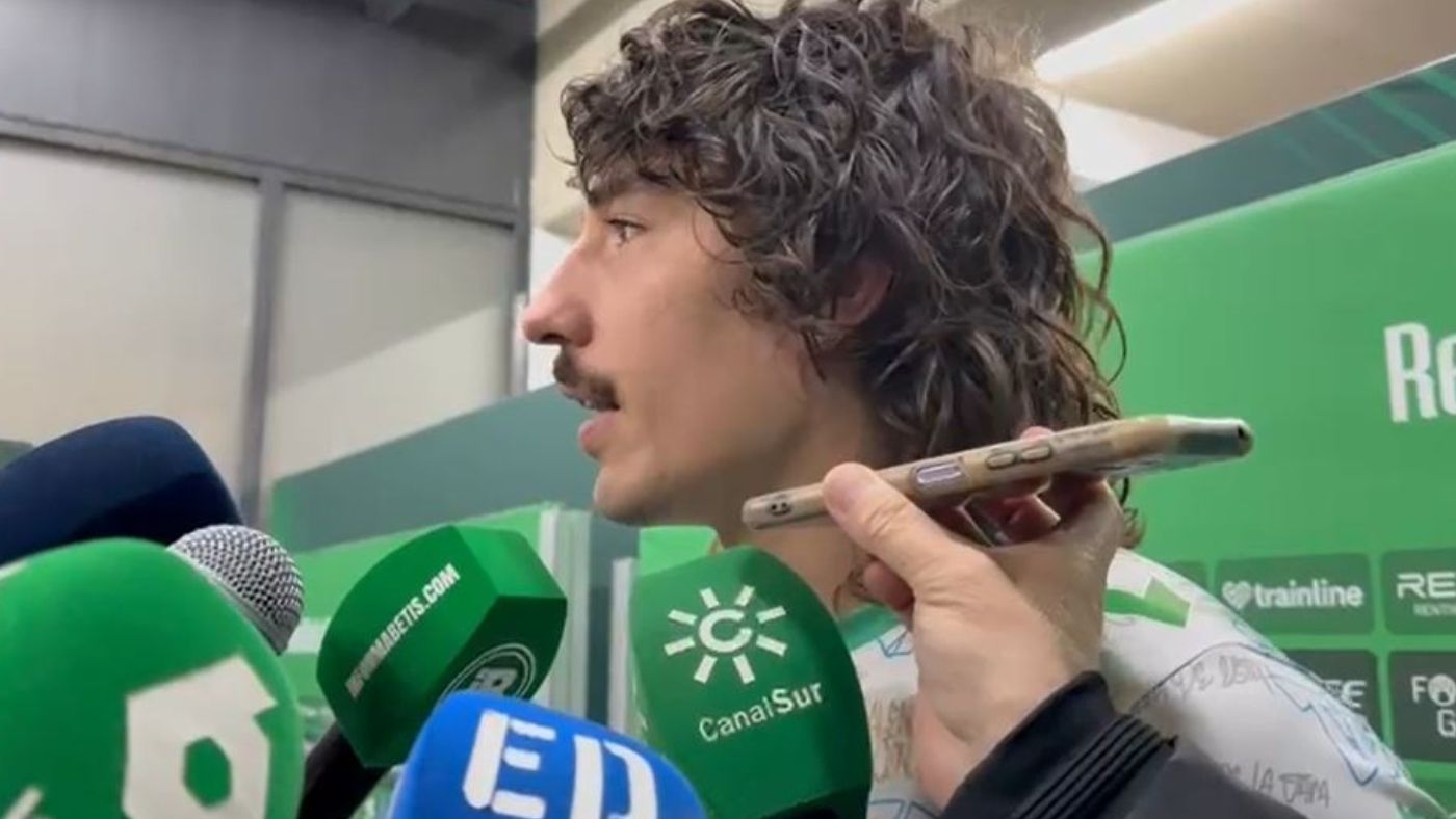 Bellerín devuelve el regalo a su padre, 21 años después: "Recuerdo ver al Betis en la Champions de niño..."