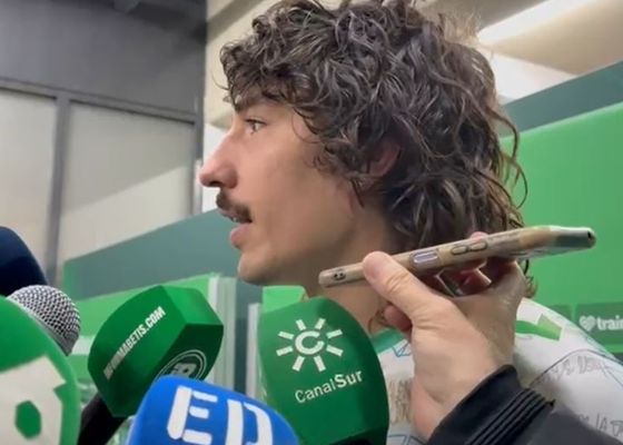 Bellerín devuelve el regalo a su padre, 21 años después: "Recuerdo ver al Betis en la Champions de niño..." 