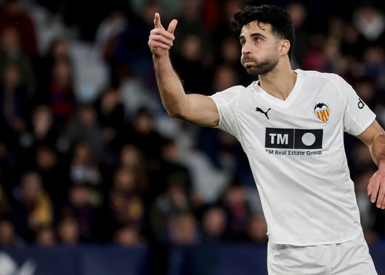 El Valencia no da el paso con Cömert y los espías acechan para llevárselo gratis 