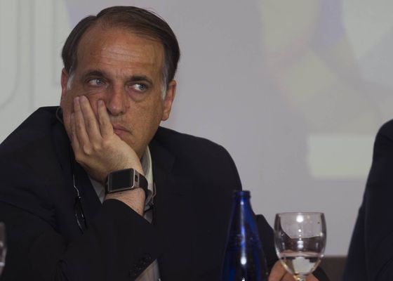 Tebas está contra las cuerdas e imita a Florentino