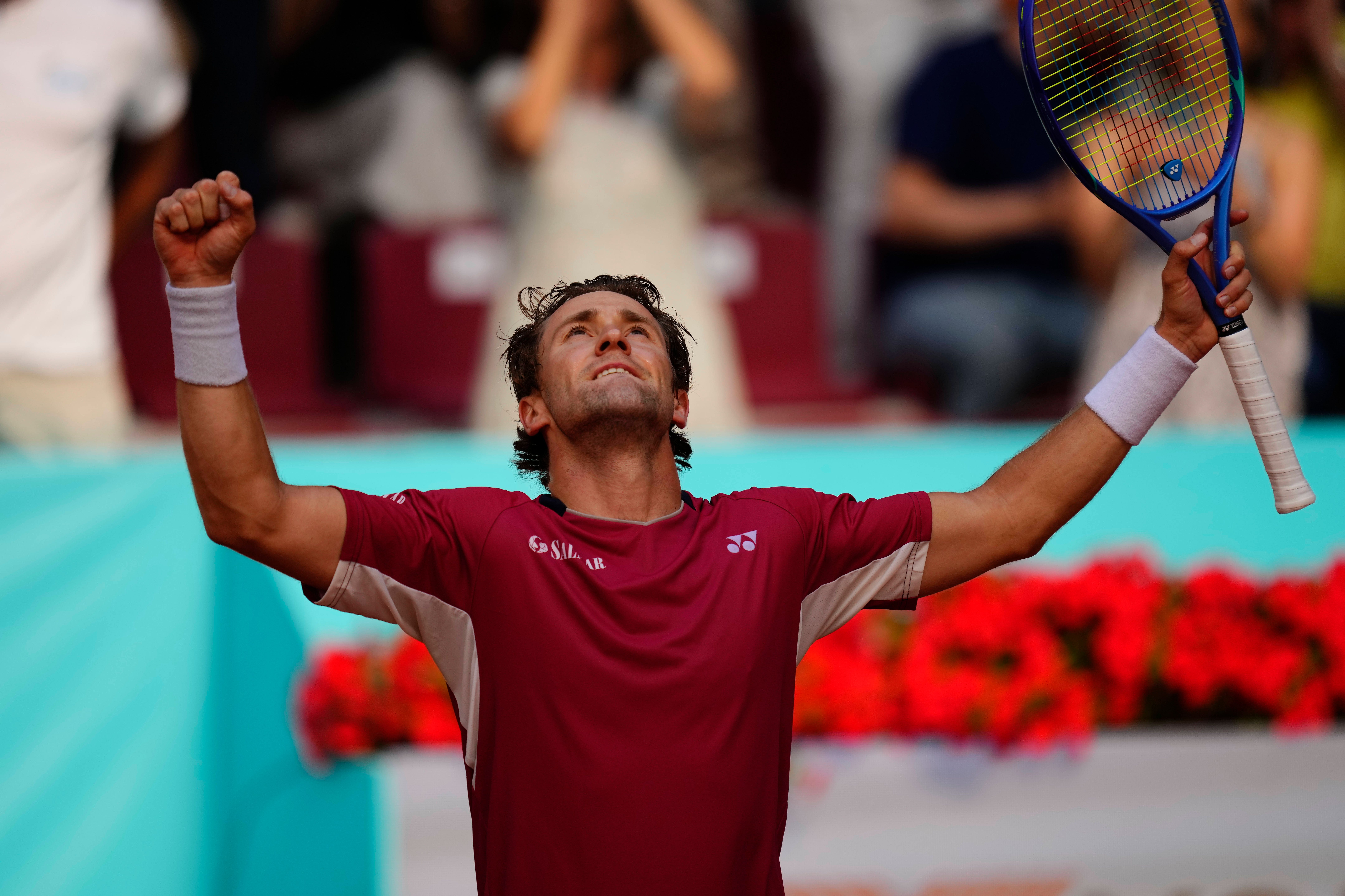 Tsitsipas toca fondo y Casper Ruud lo celebra