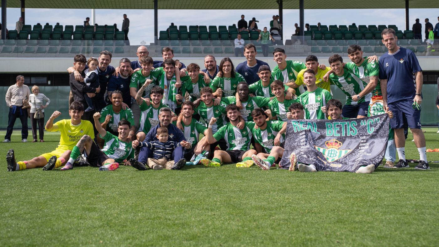 Todos los días son días de fiesta en la cantera verdiblanca: el Betis C de Capi celebra su cuarto ascenso consecutivo