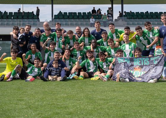 Todos los días son días de fiesta en la cantera verdiblanca: el Betis C de Capi celebra su cuarto ascenso consecutivo