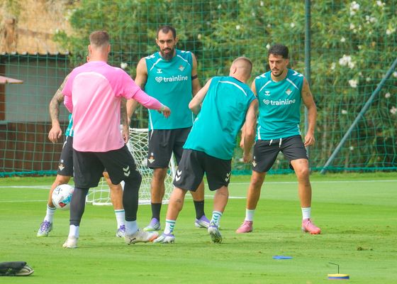 El Betis regresa al trabajo con más cicatrices que historias y los ojos puestos en Borja Iglesias