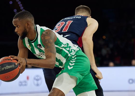 71-83: El Baskonia conquista San Pablo con un bombardeo de triples