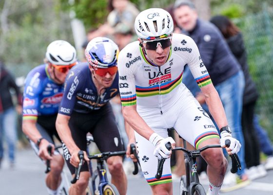 Pogacar se cae, remonta y conquista por fin la Milán-San Remo