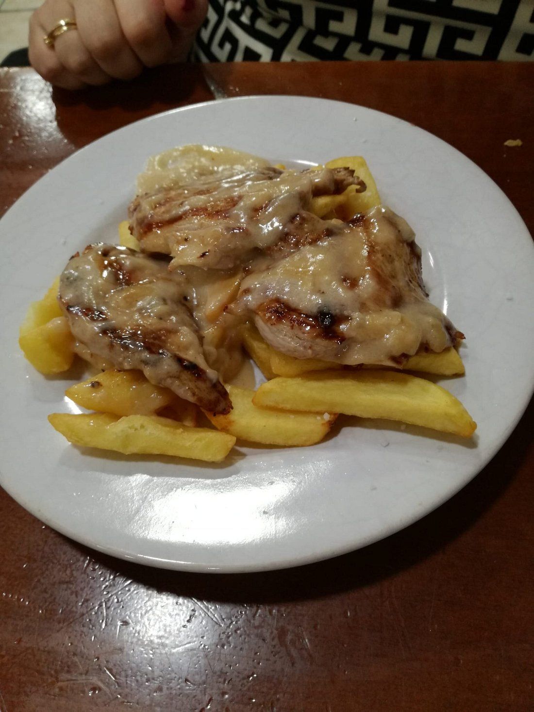 El bar de Sevilla que se ha hecho viral por sus enormes tapas