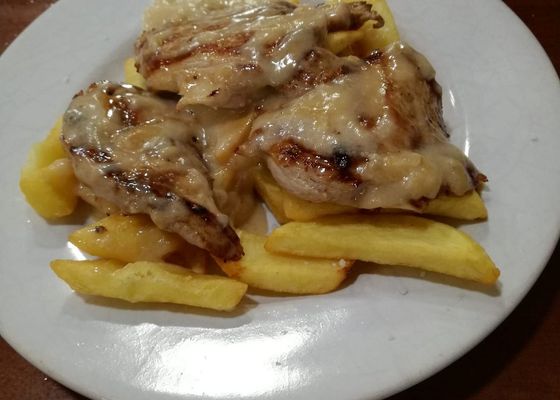 El bar de Sevilla que se ha hecho viral por sus enormes tapas