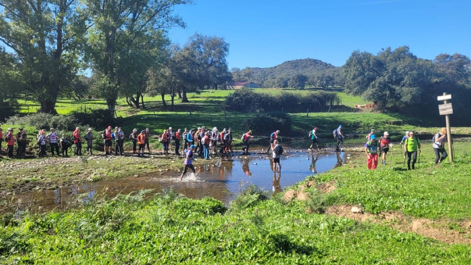 Los participantes esperan la llegada de una nueva jornada del Circuito Provincial de Senderismo 