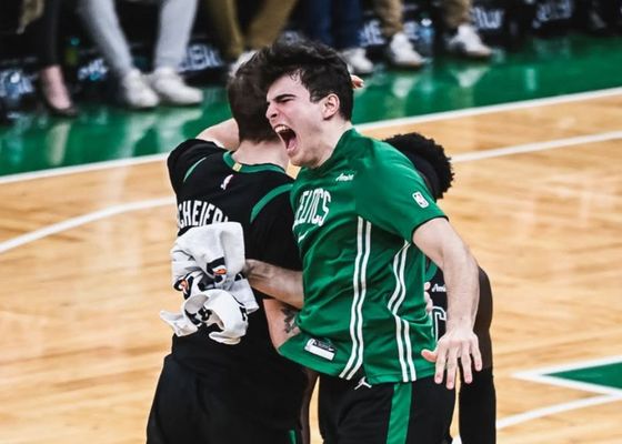 Hugo González, titular en los Celtics y KO ante Wembanyama