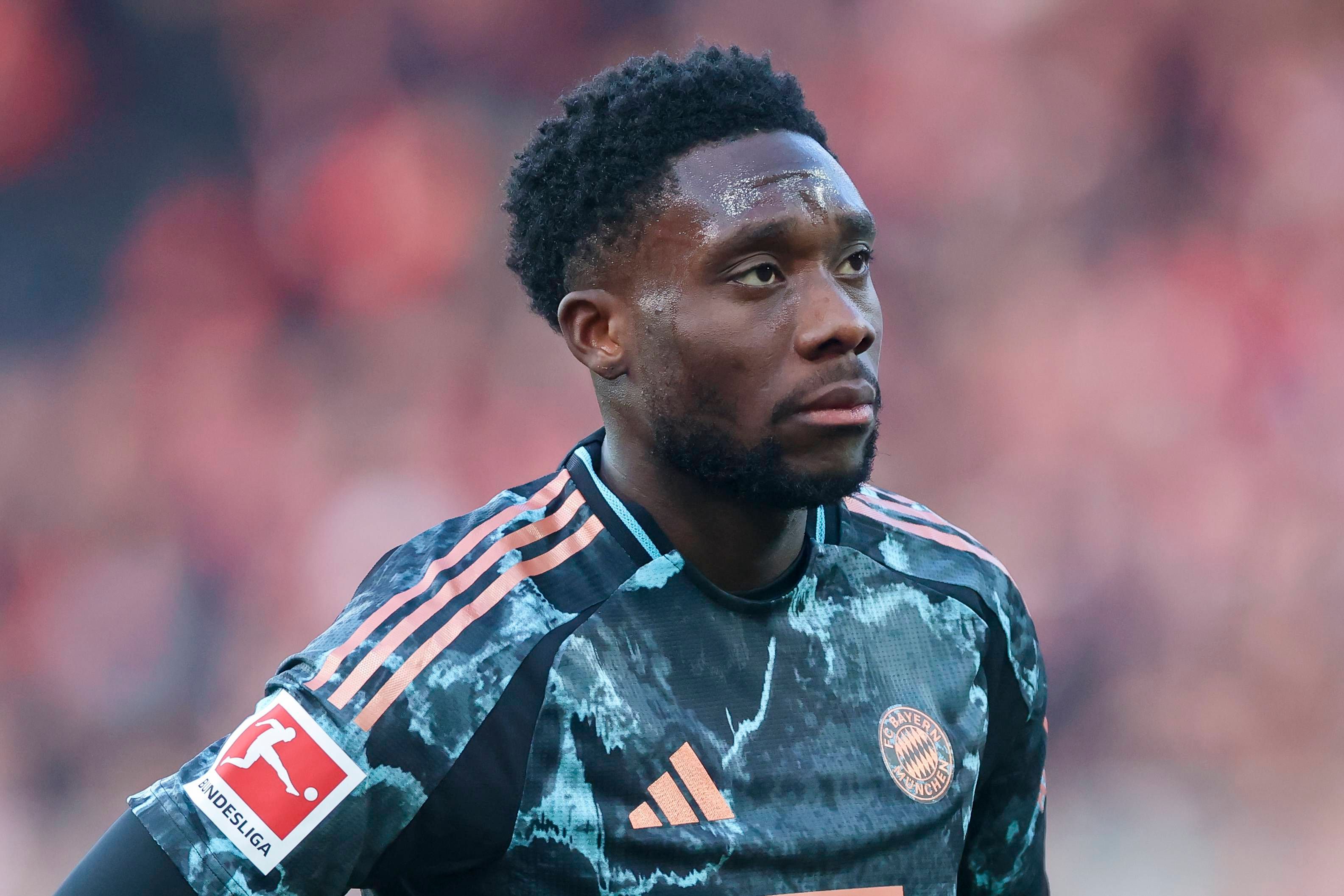 Alphonso Davies ve la luz a final del túnel con el Bayern tras ocho meses KO