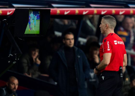 Cómo les iría a Barça y Real Madrid sin el VAR
