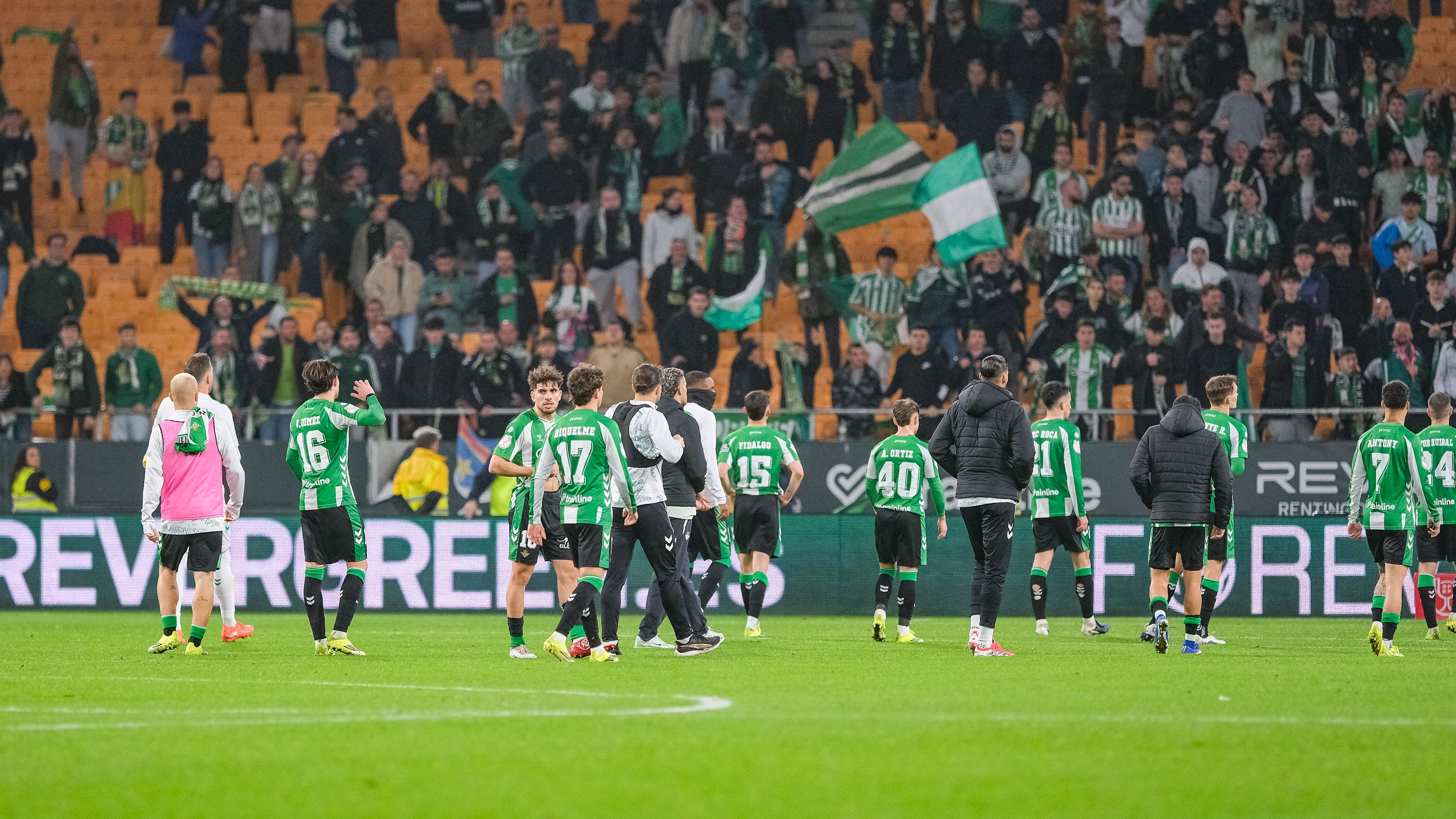 Bartra reacciona a los pitos de la afición del Betis: "Si yo estoy ahí, también exijo más; no hemos estado a la altura"