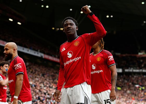 Michael Carrick confirma que la renovación de Kobbie Mainoo está muy cerca