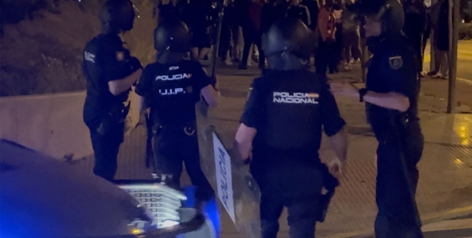 Decenas de aficionados increpan a jugadores y cuerpo técnico del Sevilla FC en la ciudad deportiva tras la derrota en Pamplona