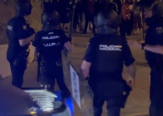 Decenas de aficionados increpan a jugadores y cuerpo técnico del Sevilla FC en la ciudad deportiva tras la derrota en Pamplona