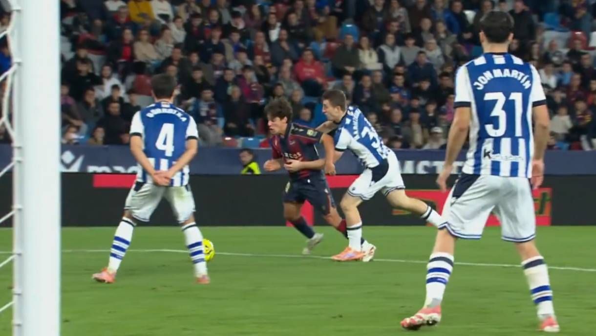 Clamor por el penalti de Mariezkurrena en el Levante - Real Sociedad: "No puede serlo en la vida"