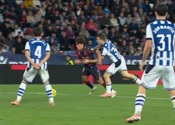 Clamor por el penalti de Mariezkurrena en el Levante - Real Sociedad: "No puede serlo en la vida"