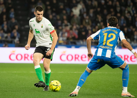 El Racing de Santander se aprovecha del palo a Deportivo de La Coruña, Las Palmas y Almería