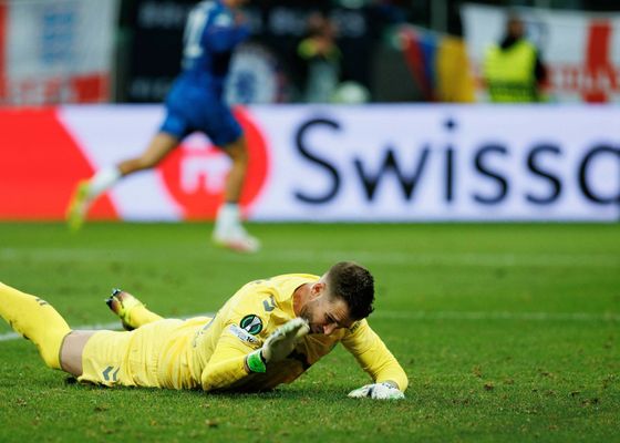 Las disculpas de Adrián, portero del Betis: "Toca levantarse, reponerse y aprender" 