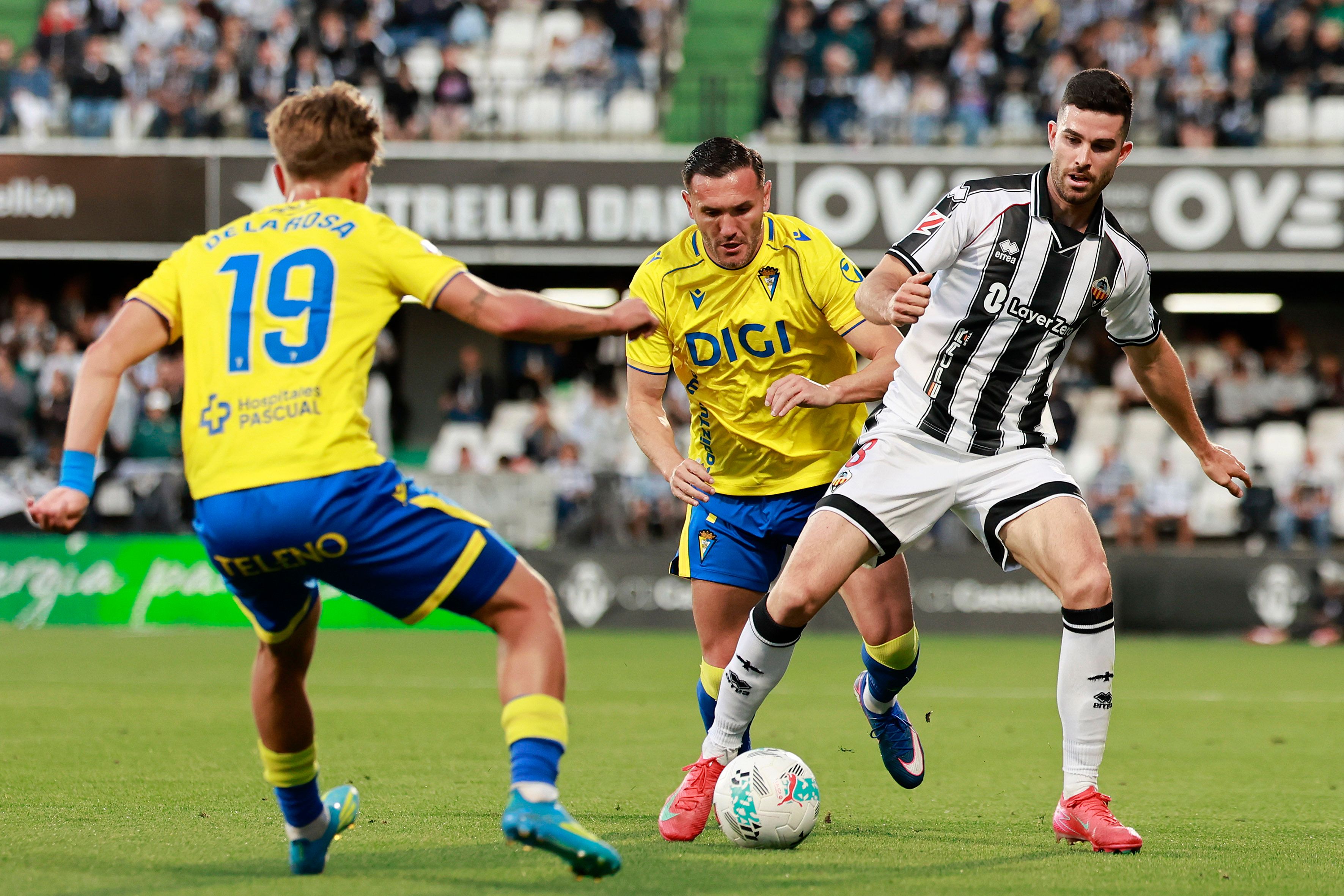 Castellón y Cádiz agitan la clasificación de LaLiga Hypermotion firmando el empate en Castalia