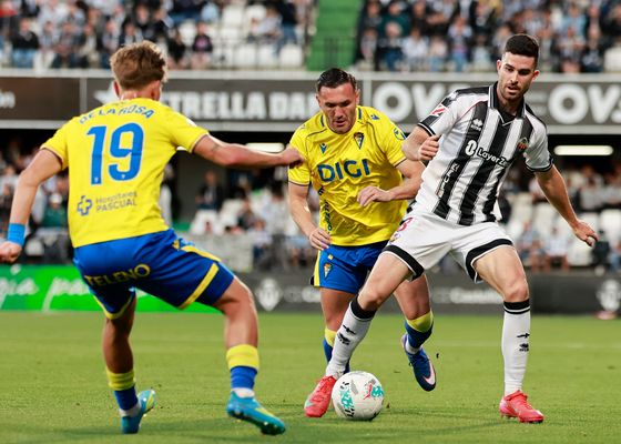 Castellón y Cádiz agitan la clasificación de LaLiga Hypermotion firmando el empate en Castalia