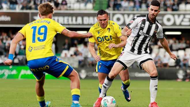 Castellón y Cádiz agitan la clasificación de LaLiga Hypermotion firmando el empate en Castalia