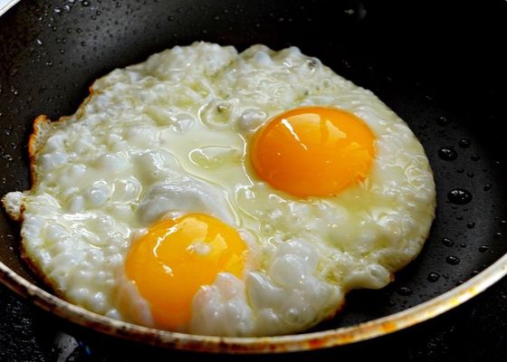 Huevos fritos: El truco definitivo para que no se rompa la yema y ahorrar aceite