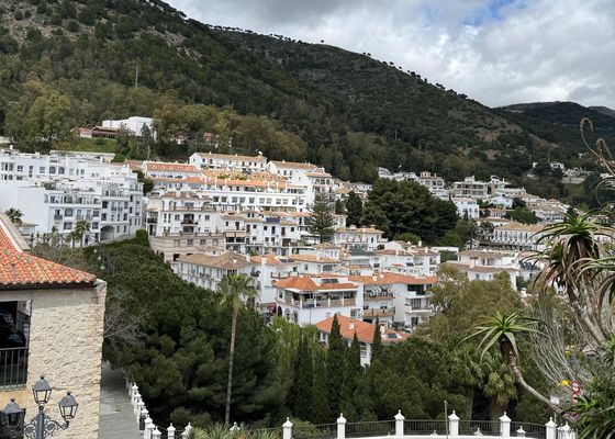 El precioso pueblo de Málaga que esconde entre sus calles los escudos del Real Madrid y el Liverpool
