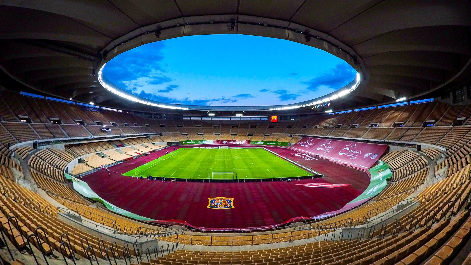Controladores aéreos de Sevilla avisan de una potencial huelga durante la Feria de Abril y la final de la Copa del Rey Atleti - Real Sociedad