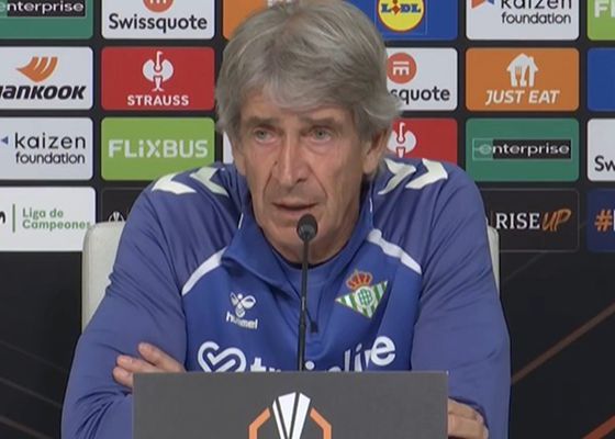 Pellegrini responde a la crispación en la grada y reconoce la gravedad de caer eliminado: "Sería un traspié importante para el Betis"   