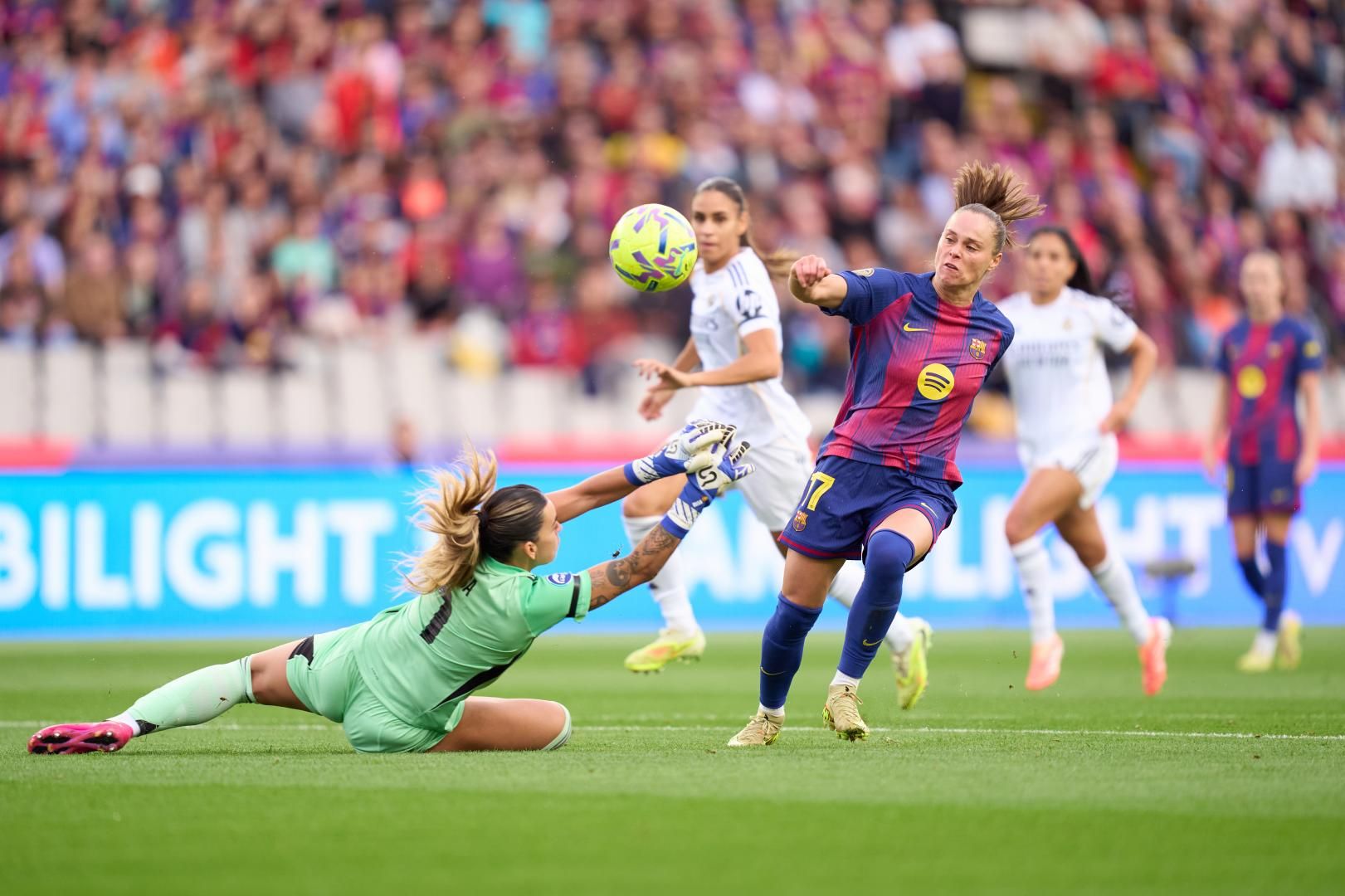 Tarjetas por doquier y dos rojas en los banquillos: así fue el Clásico femenino entre el Barcelona y el Real Madrid