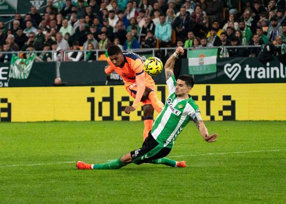 La polémica que el beticismo no se explica: El penalti en contra por una mano de Bartra precedida de rebote