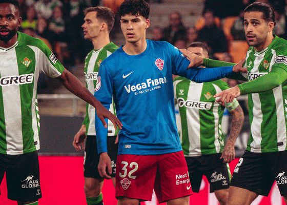 Polémica en el acta arbitral del Betis - Elche: "Me protestó con actitud agresiva y tuvieron que sujetarle"