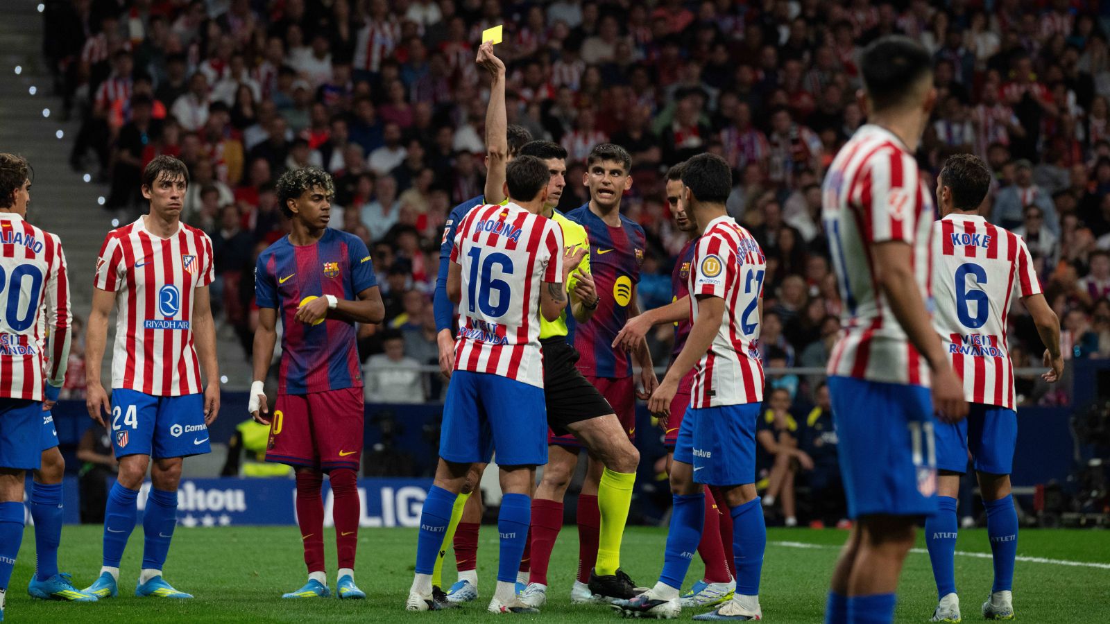Polémica arbitral en el Atlético - Barcelona: el VAR cambia la roja a Gerard Martín y desata la indignación