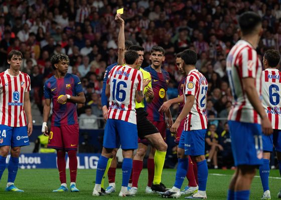Polémica arbitral en el Atlético - Barcelona: el VAR cambia la roja a Gerard Martín y desata la indignación