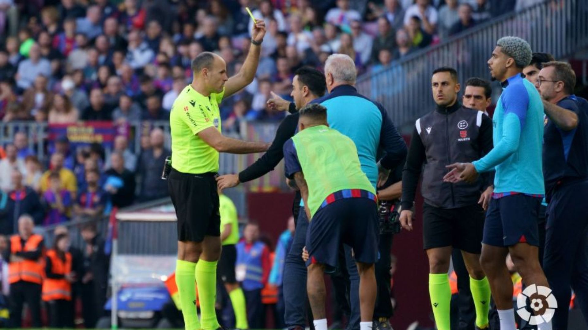 Mateu Lahoz incendia las redes a base de tarjetas