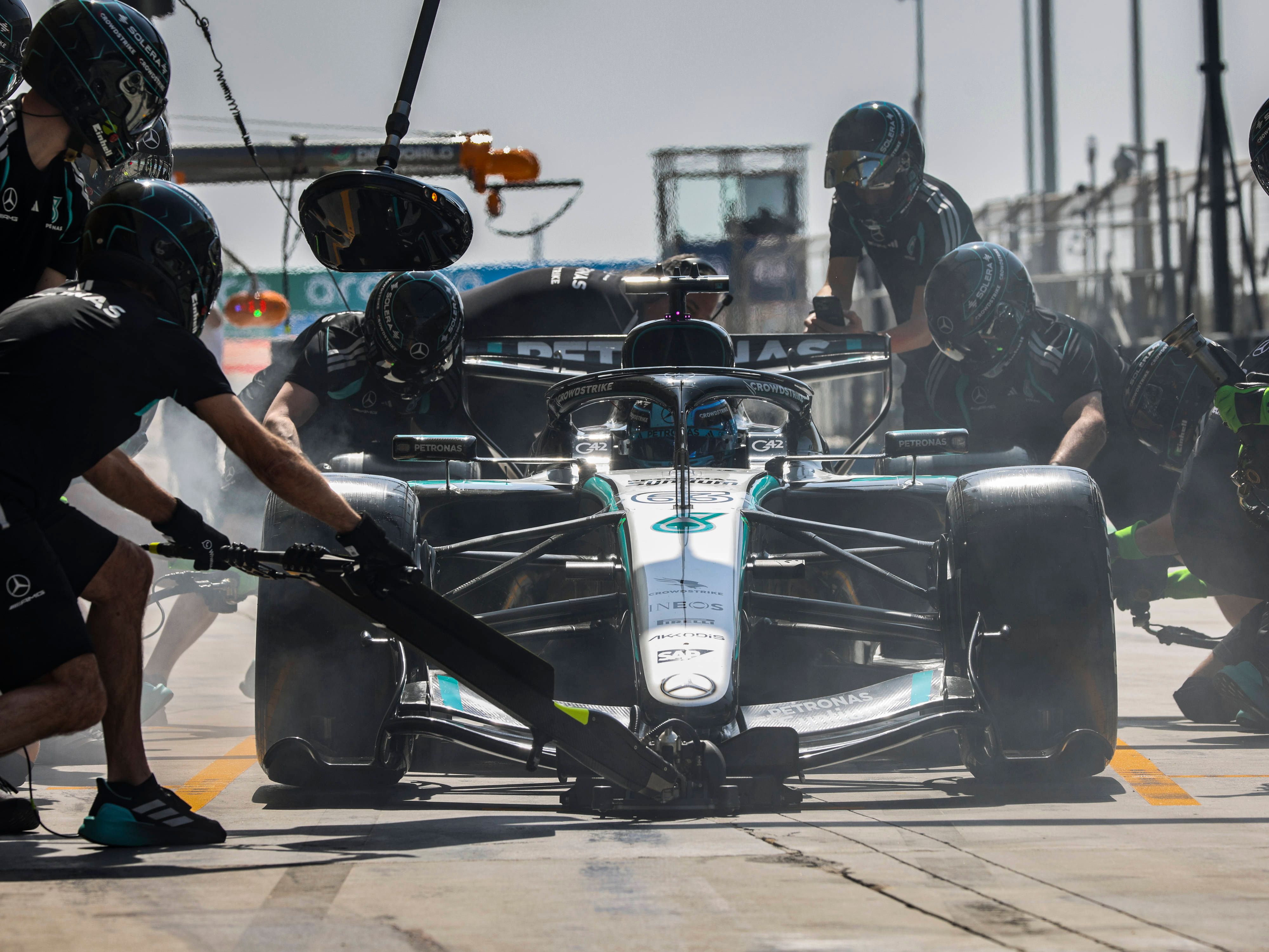 Mercedes supera la inspección de la FIA y deja en el aire la guerra de los motores