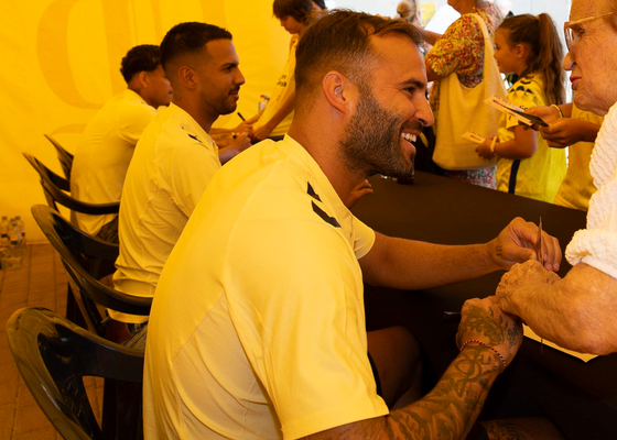 Lio en la firma de autógrafos de Las Palmas con Jonathan Viera y Jesé Rodríguez