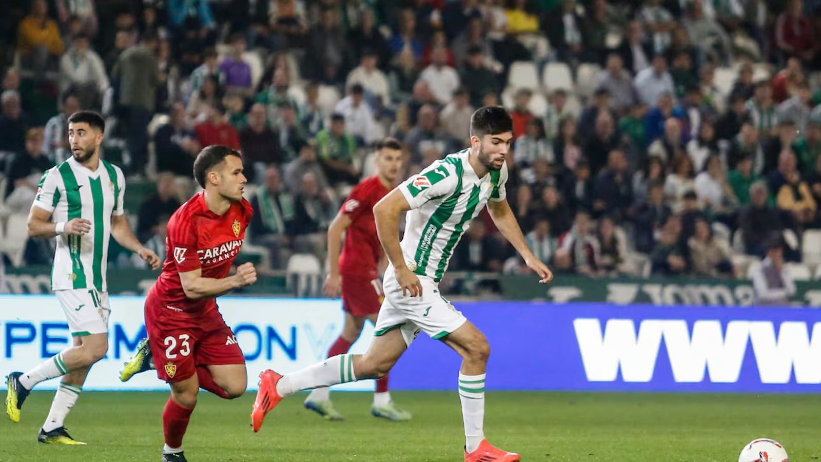 Théo Zidane es seguido por su padre en el entrenamiento del Córdoba