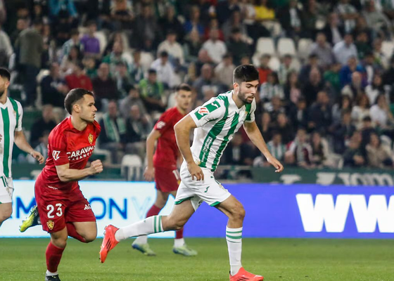 Théo Zidane es seguido por su padre en el entrenamiento del Córdoba