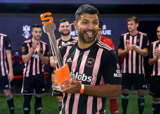 Agüero se lesiona en la Kings League y le surge un problema
