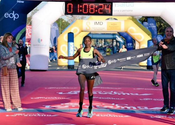 Betsy Saina bate el récord del EDP Medio Maratón de Sevilla, que también corona al etíope Walelegn 