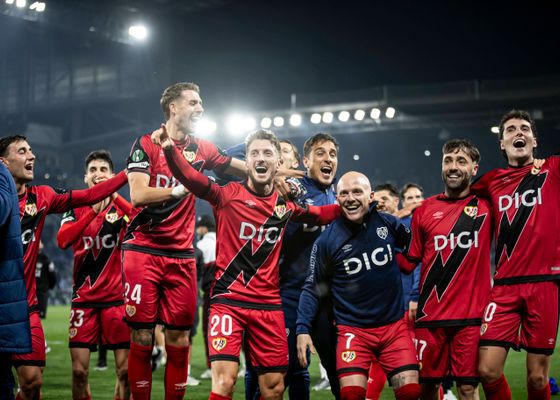 El Rayo Vallecano aprieta el puño tras llegar a la final de la Conference: "El barrio pequeño ha llegado a un lugar donde unos gigantes no pudieron"