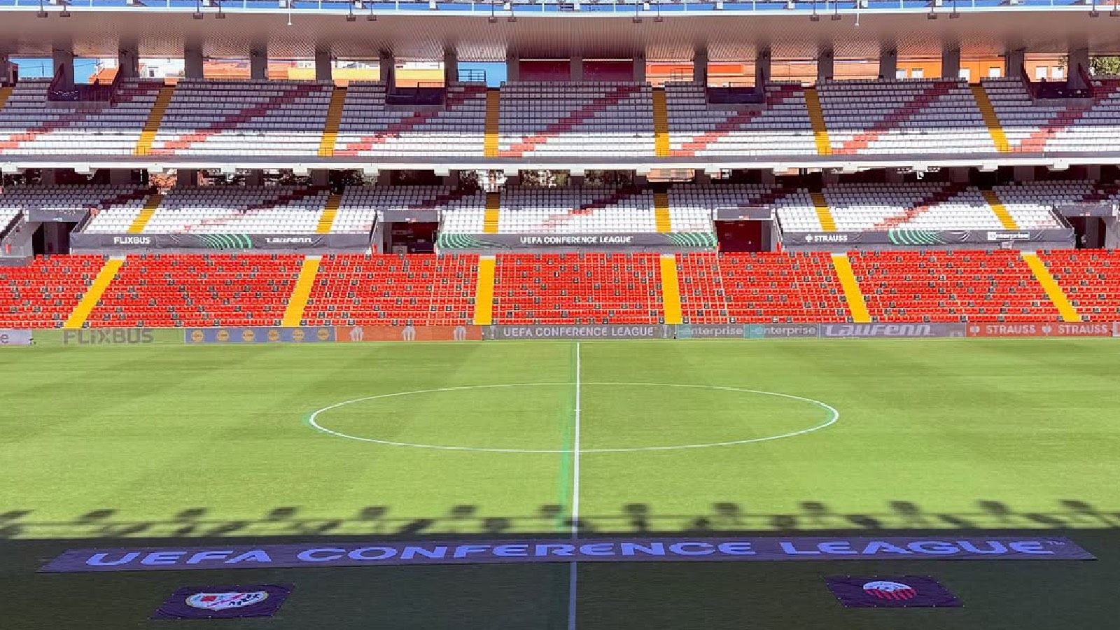 Vallecas 'se encoge' para Europa: campo más estrecho, adiós al luto y una 'chapuza' a brocha gorda