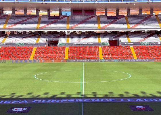 Vallecas 'se encoge' para Europa: campo más estrecho, adiós al luto y una 'chapuza' a brocha gorda