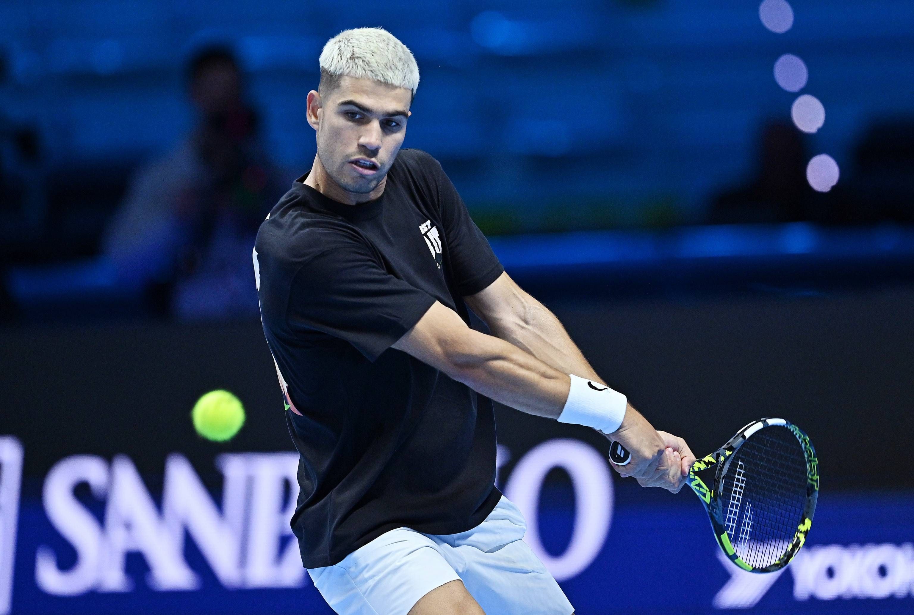 Carlos Alcaraz logra una importante victoria en Turín antes de su debut en las ATP Finals
